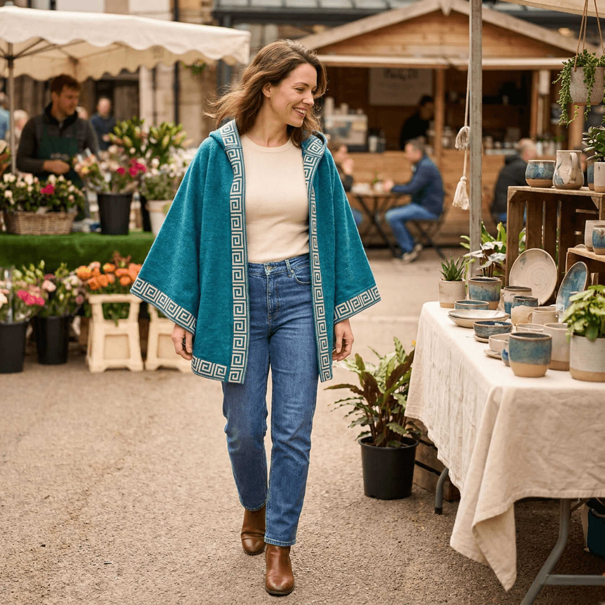Frau läuft entspannt mit ihrem leichten Alpaka Poncho über einen Markt