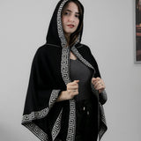 LUZ Alpaka Poncho mit Kapuze für Damen von Alpakin in schwarz mit Model