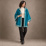 Eleganter Fall des Luz Alpaka Ponchos für Damen in dunkeltürkis - ein Layering Piece für Herbst und Winter