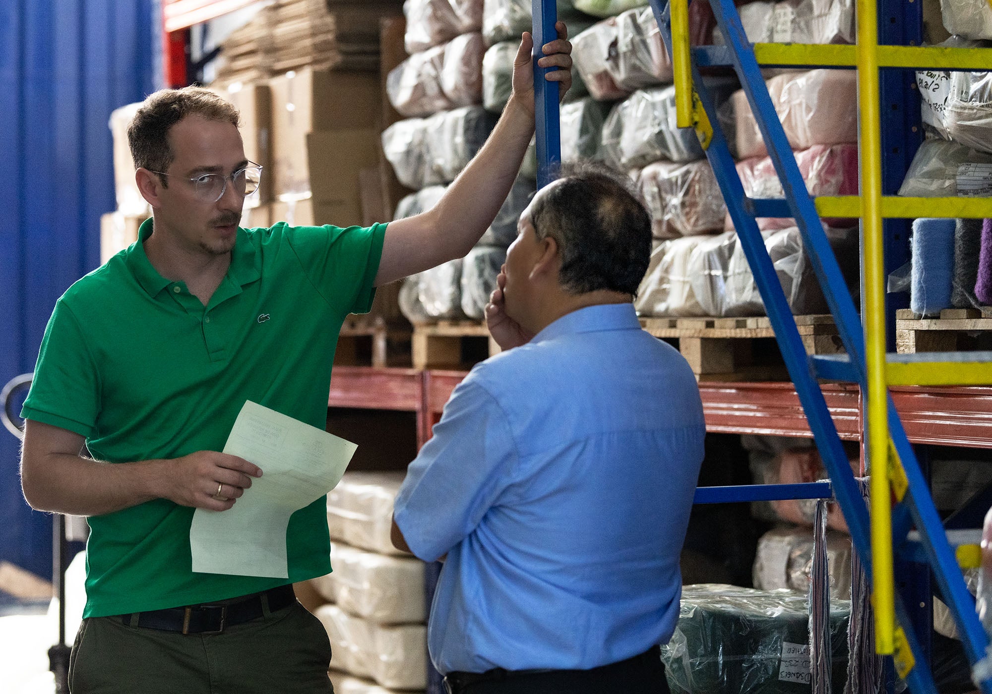 Alex in seiner Manufaktur in Lima, Peru im Gespräch mit einem Peruaner