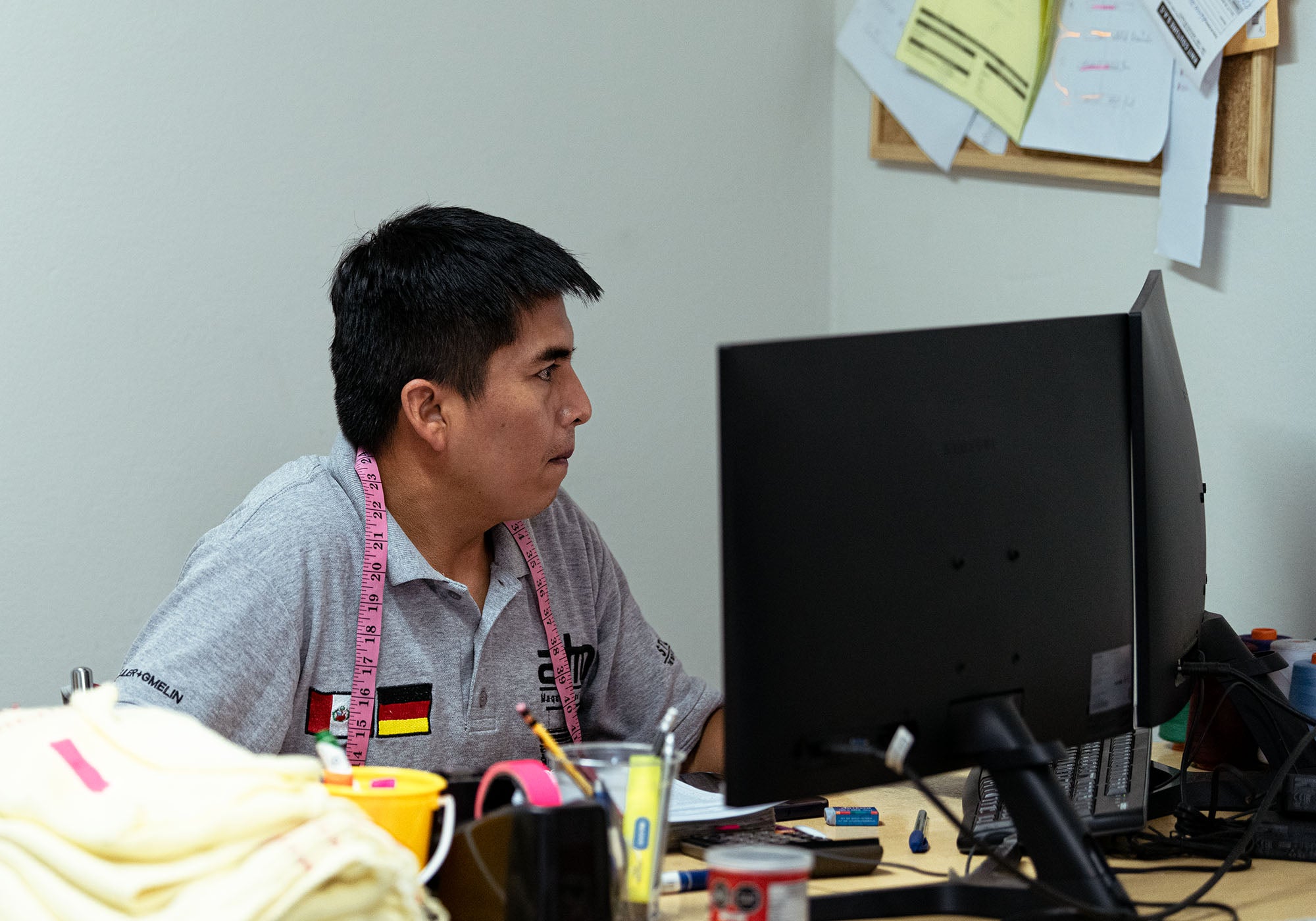 Programmierer Richard vor seinem Computer in unserer Manufaktur in Lima, Peru
