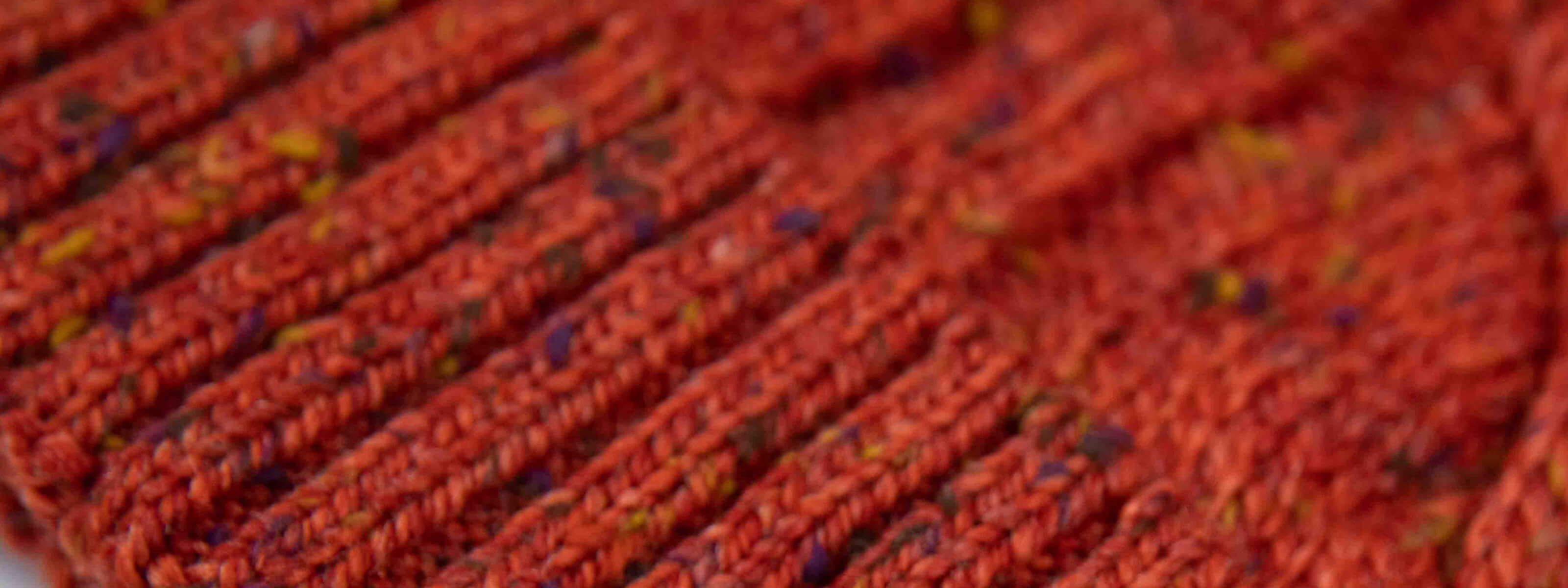 Merino Mütze mit Bommel in dunkelorange von Alpakin Textil nah