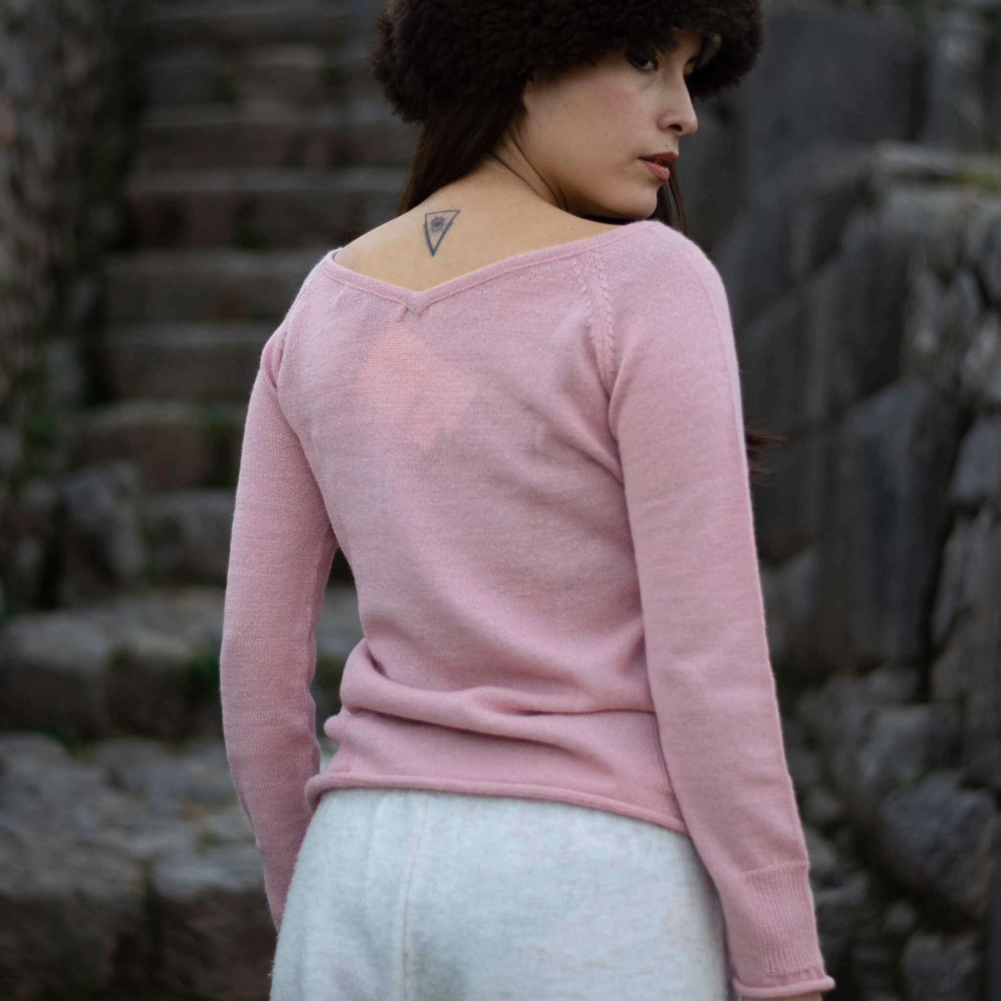 MIA Alpaka Pullover für Damen von Alpakin in rosa mit Model