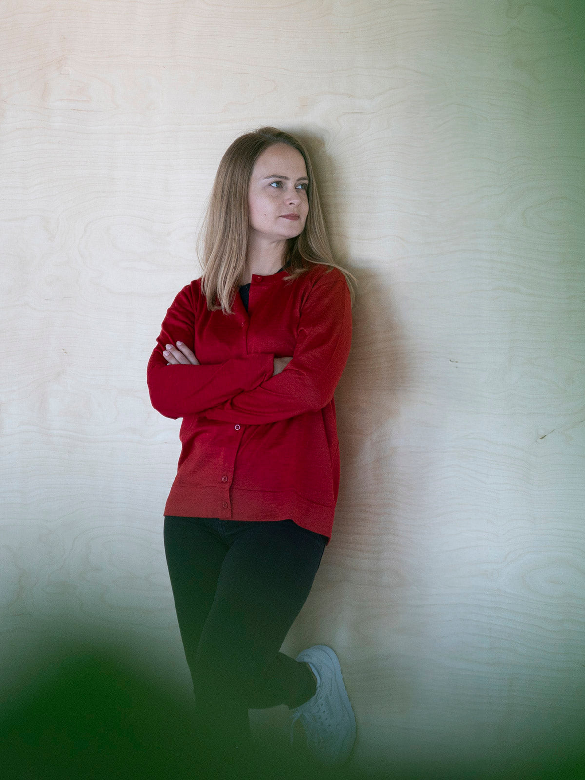 Alpaka Seide Strickjacke in glänzendem dunkelrot, getragen von blondem Model - Mobile Version