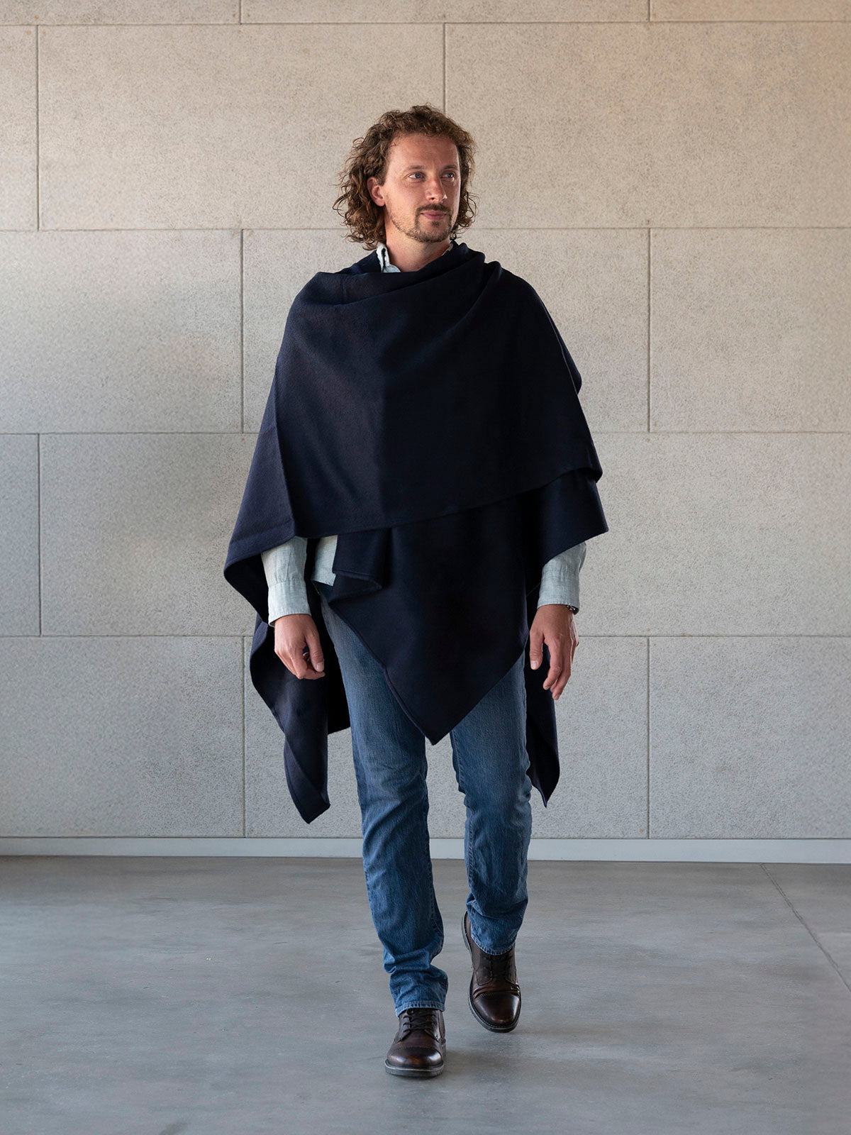Textil der feinen Tupac Poncho Jacke aus Alpakawolle und Schafwolle in dunkelblau - Mobile Version