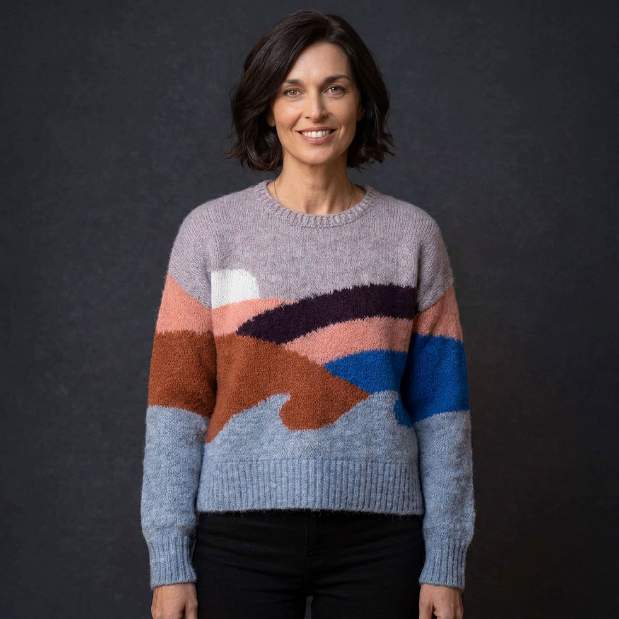 Frau stehend trägt den mitteldicken Sumaq Alpaka Pullover für alle Jahreszeiten