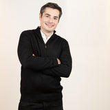 Männliches Model trägt den Munay Alpaka Troyer in Naturfarbe schwarz mit weißem Hemd und verschränkt die Arme