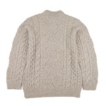 Kuscheliger NINA Alpaka Wollpullover für Damen mit Zopfmuster in beige von hinten vor weißem Hintergrund