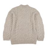 Kuscheliger NINA Alpaka Wollpullover für Damen mit Zopfmuster in beige von hinten vor weißem Hintergrund