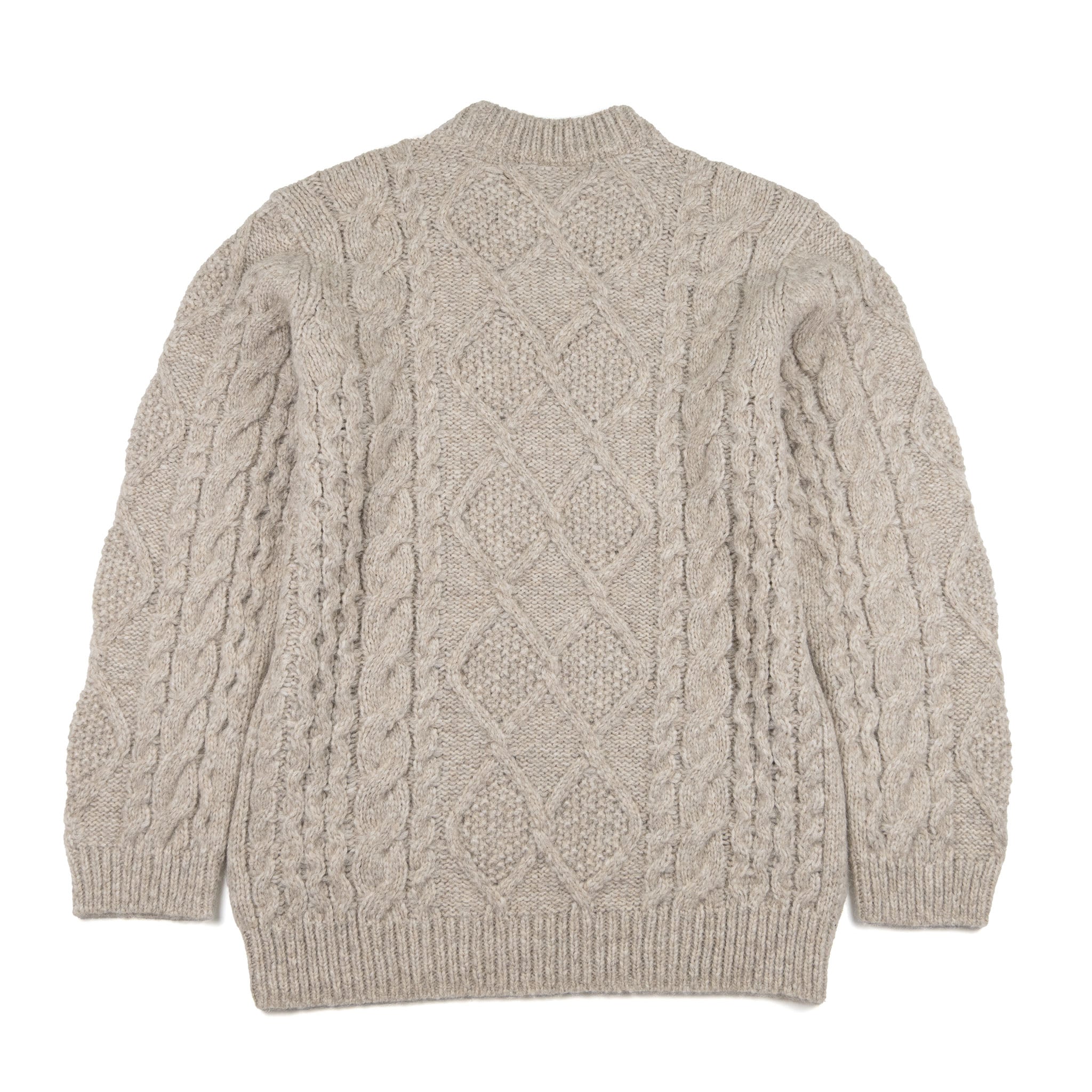 Kuscheliger NINA Alpaka Wollpullover für Damen mit Zopfmuster in beige von hinten vor weißem Hintergrund