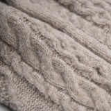 Feines Textil mit Zopfmuster des Alpaka Wollpullovers NINA in Naturfarbe beige der Alpakas, ohne Chemie