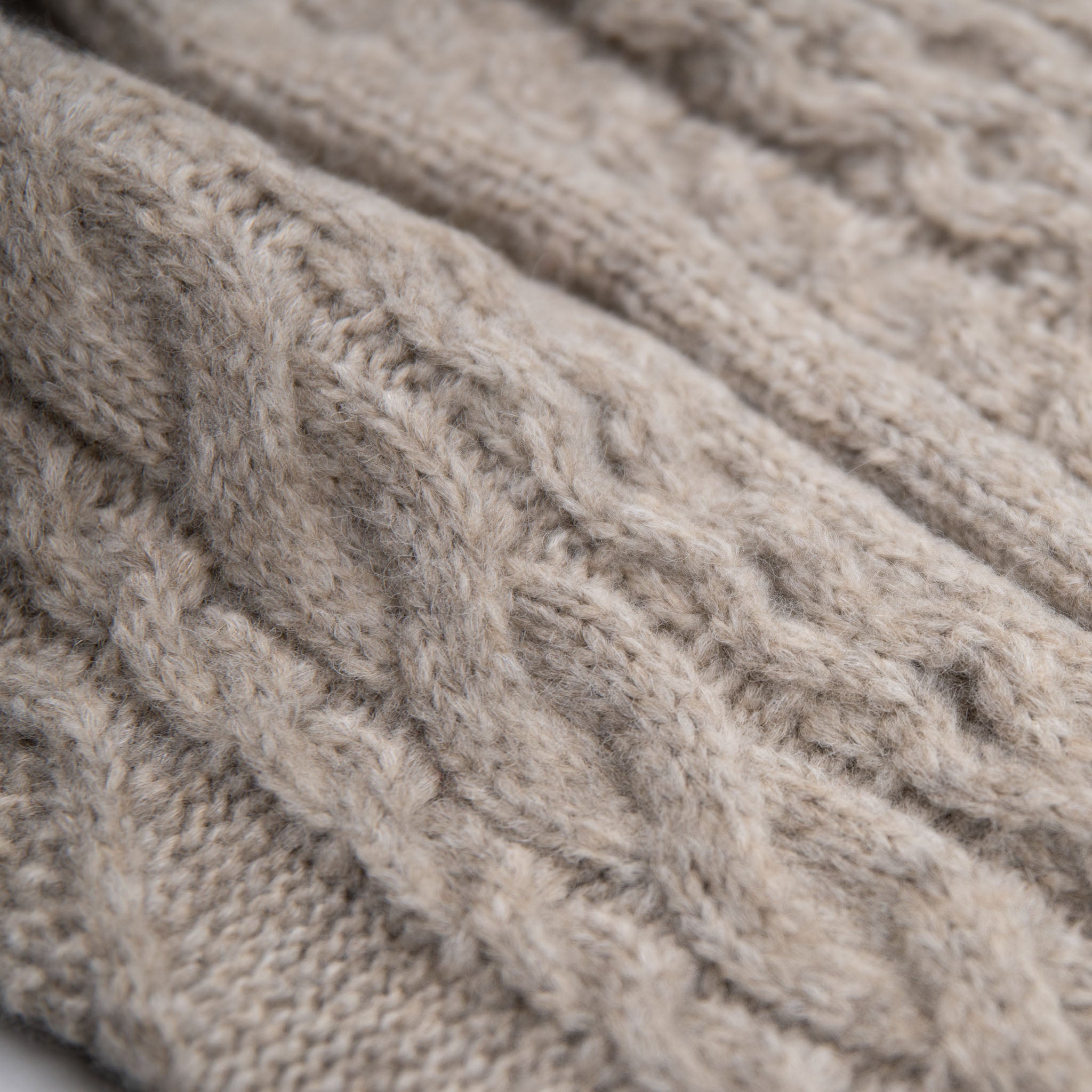 Feines Textil mit Zopfmuster des Alpaka Wollpullovers NINA in Naturfarbe beige der Alpakas, ohne Chemie