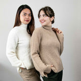 Kuschelweicher Nuna Alpaka Rollkragenpullover in weiß und hellbraun getragen von zwei Frauen