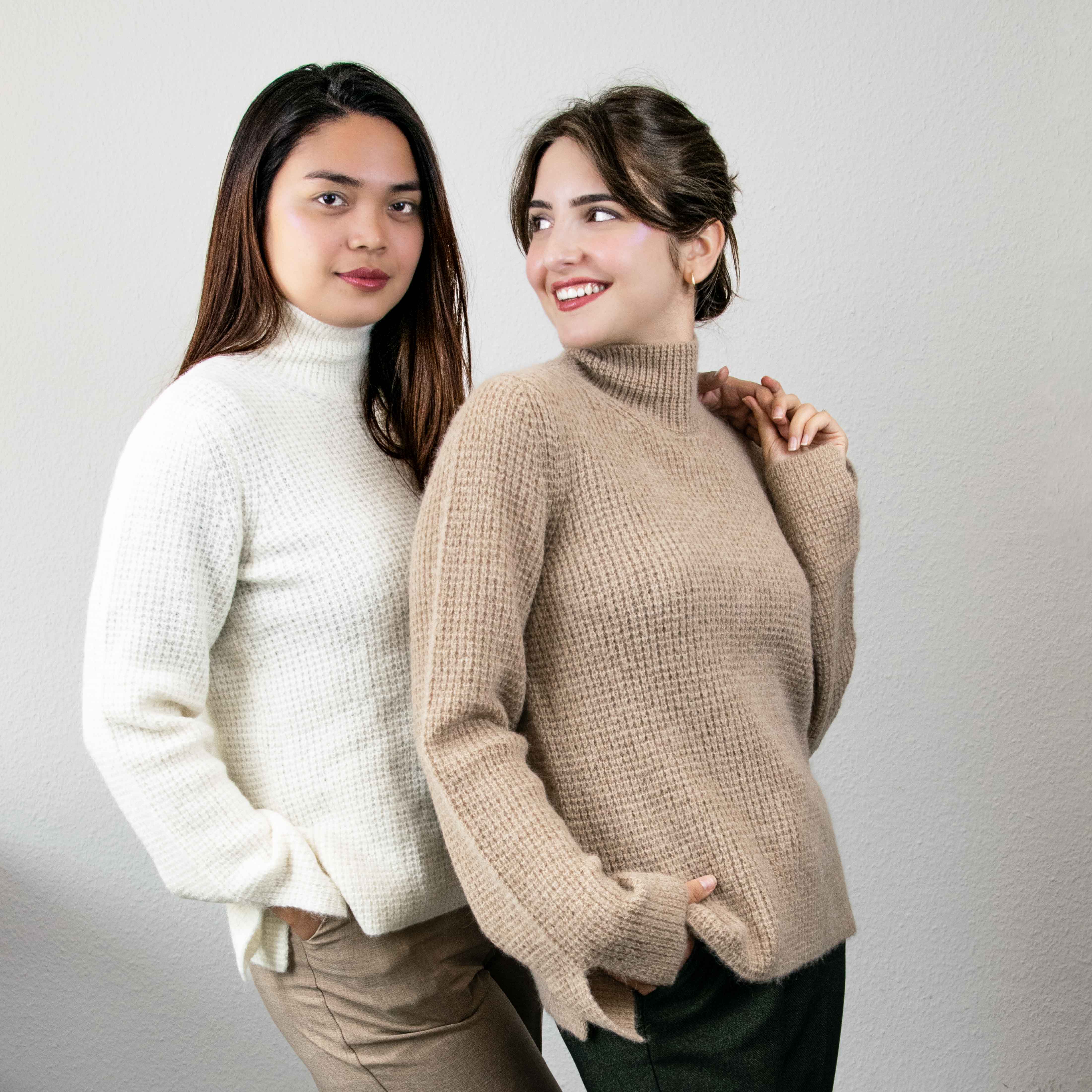 Kuschelweicher Nuna Alpaka Rollkragenpullover in weiß und hellbraun getragen von zwei Frauen