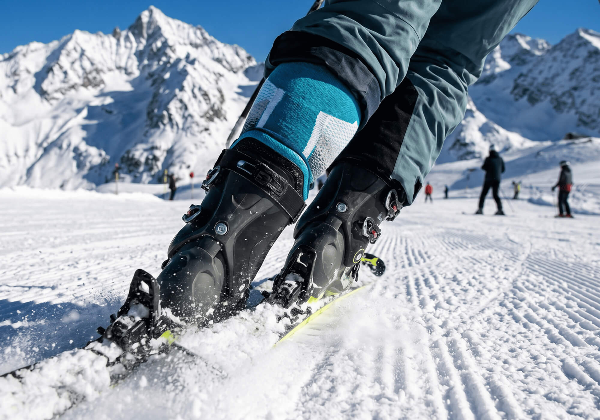 Atmungsaktive Alpaka Skisocken beim Skifahren