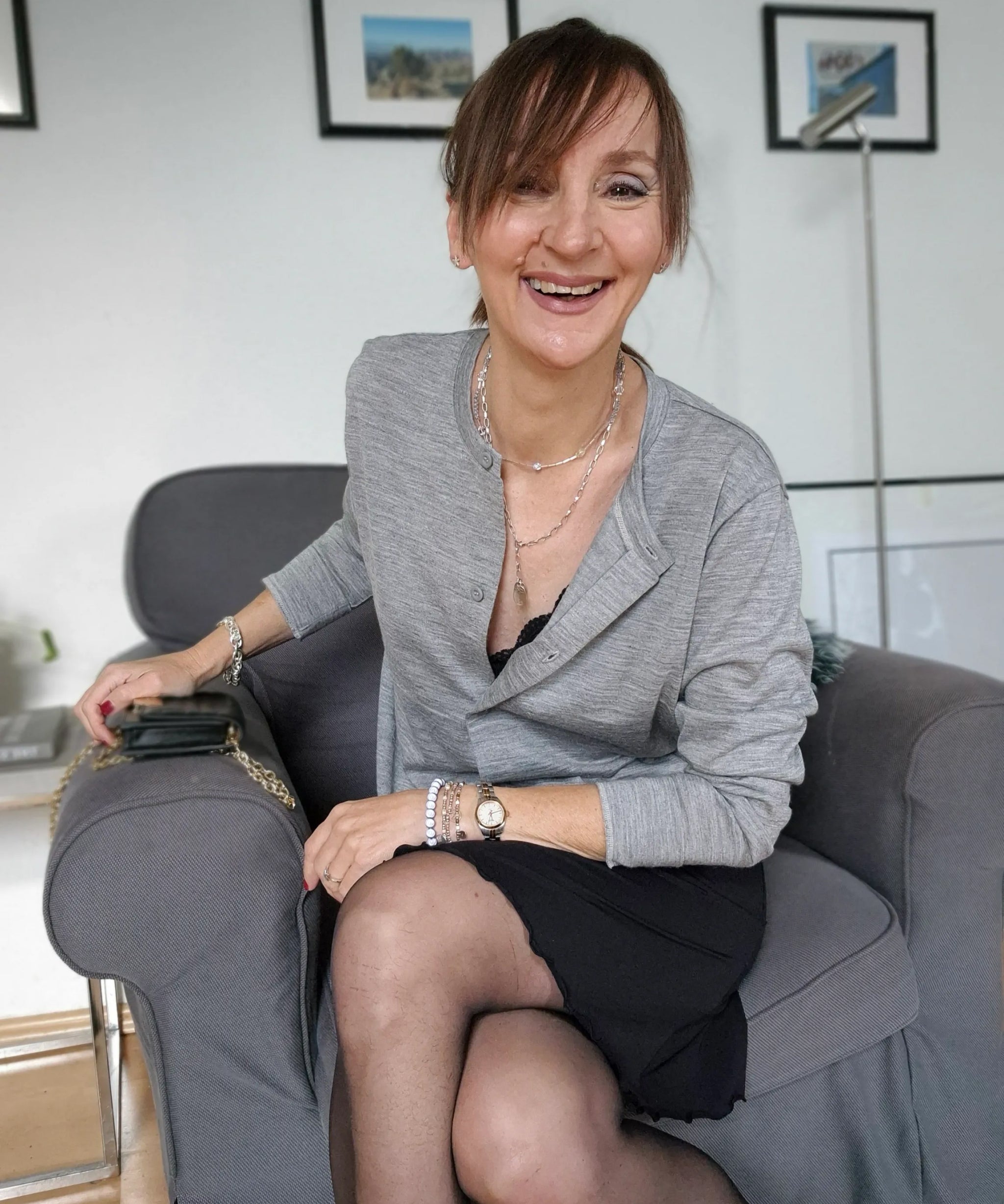 Modebloggerin Sabina für Frauen Ü50 trägt graue SEDA Alpaka Seide Strickjacke von Alpakin