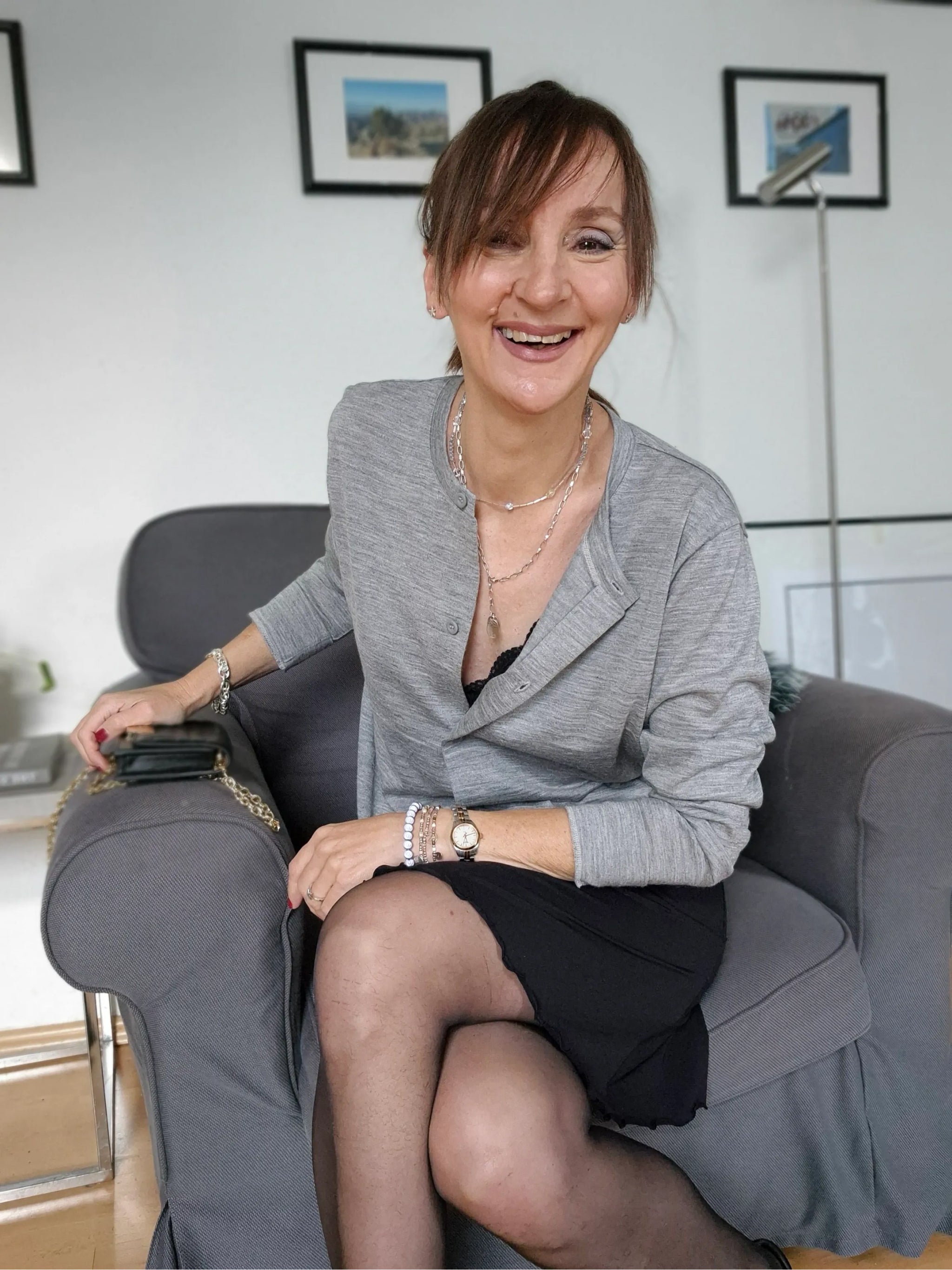 Modebloggerin Sabina für Frauen Ü50 trägt graue SEDA Alpaka Seide Strickjacke von Alpakin
