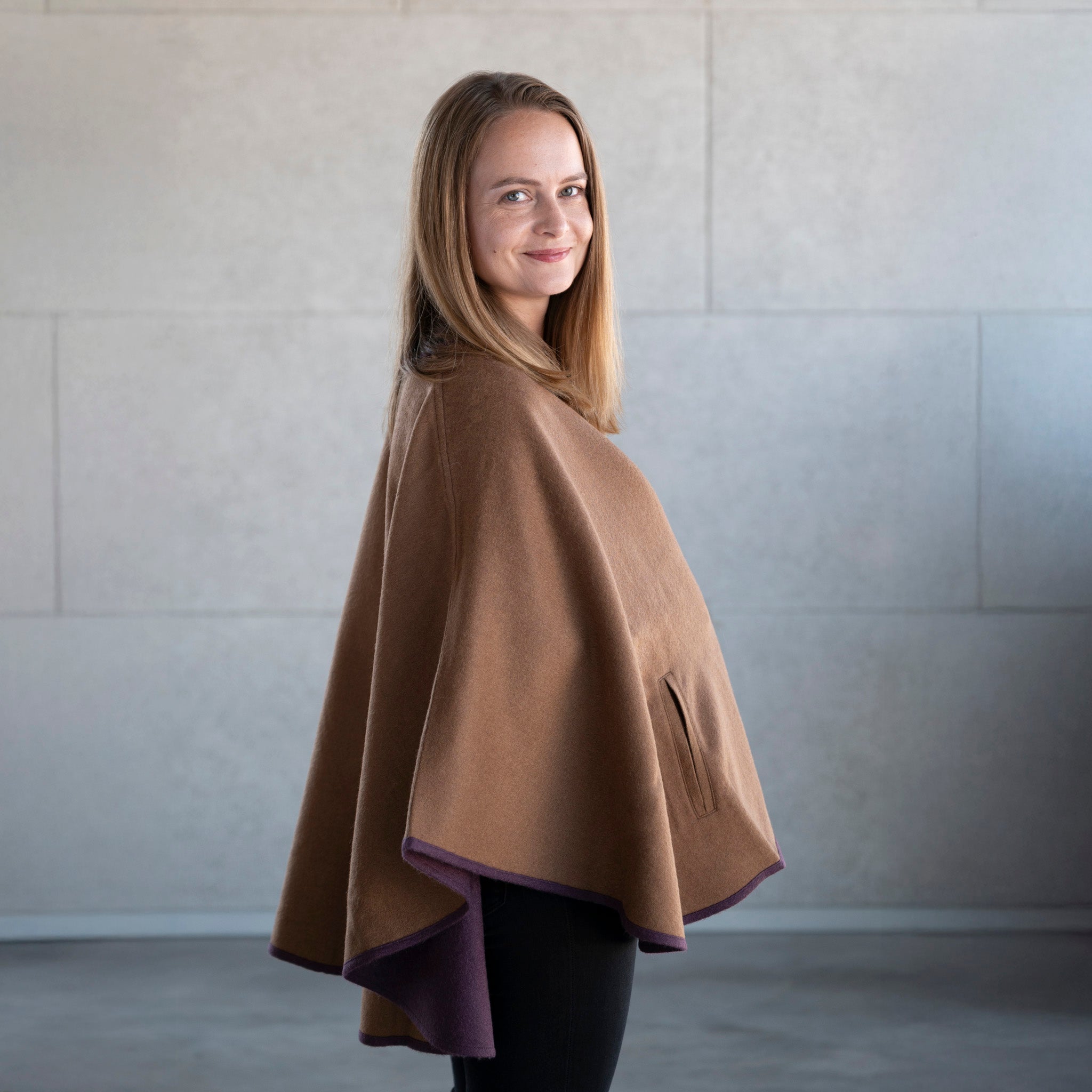 Oro Alpaka Poncho Mantel seitlich mit Model