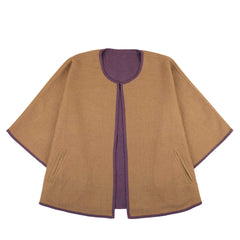Eleganter Alpaka Poncho Mantel Oro in gold und dunkellila von Alpakin - Frontalansicht mit Verschluss vorne