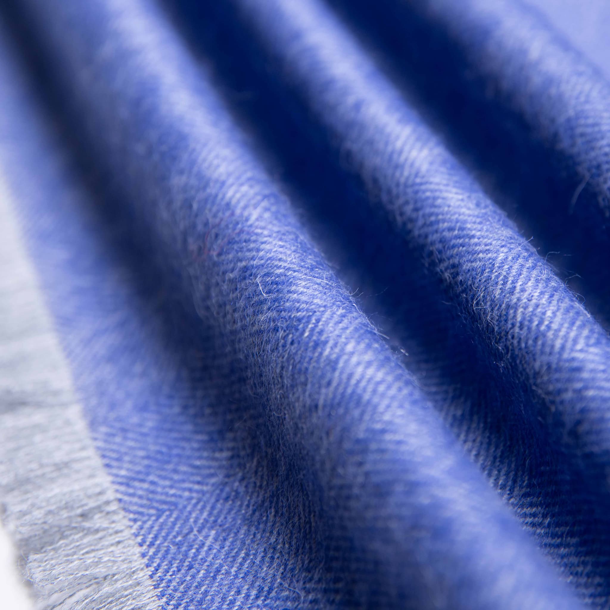 Weiches Textil ohne Kratzen des Premium Babyalpaka Schals mit Fischgrätenmuster in blau