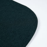 Abgerundeter Rand des Alpaka Ponchos für Herren in dunkelgrün