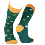 Socken mit Alpaka Motiv in weihnachtlichen Farben dunkelgrün mit senfgelben Akzenten
