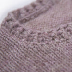 Ausschnitt mit Zopfmusterung des farbigen Alpaka Pullovers, gefertigt aus weichster Babyalpaka Wolle