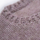 Ausschnitt mit Zopfmusterung des farbigen Alpaka Pullovers, gefertigt aus weichster Babyalpaka Wolle