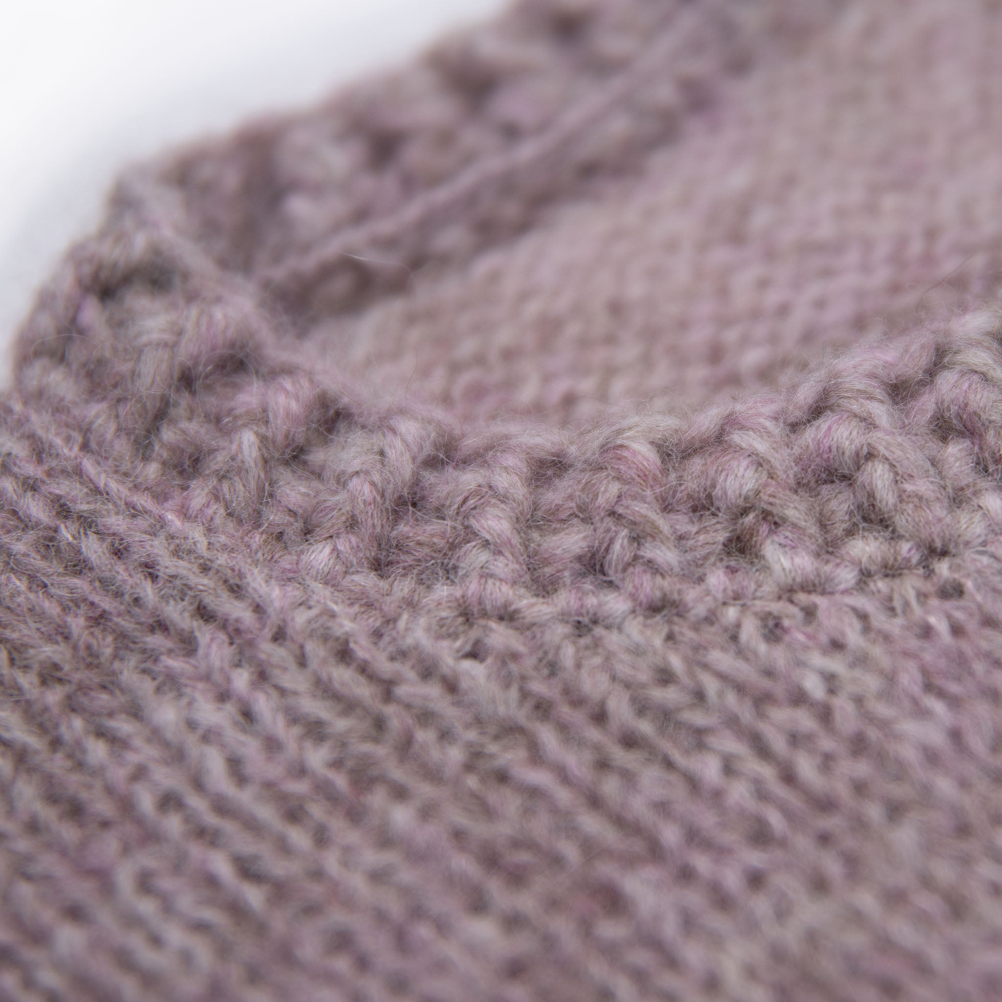 Ausschnitt mit Zopfmusterung des farbigen Alpaka Pullovers, gefertigt aus weichster Babyalpaka Wolle