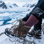 Wärmste Alpaka Socken für extreme Kältebedingungen, getragen im Wanderschuh vor eisiger Kulisse in der Antarktis