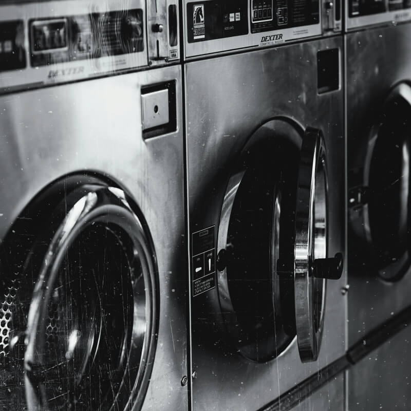 Mehrere Waschmaschinen nebeneinander, um Alpaka Kleidung zu waschen